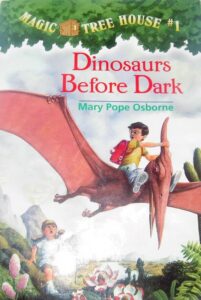 Portada de 'Dinosaurios antes del anochecer' de Mary Pope Osborne, que muestra a dos niños exploradores en un paisaje prehistórico con dinosaurios.